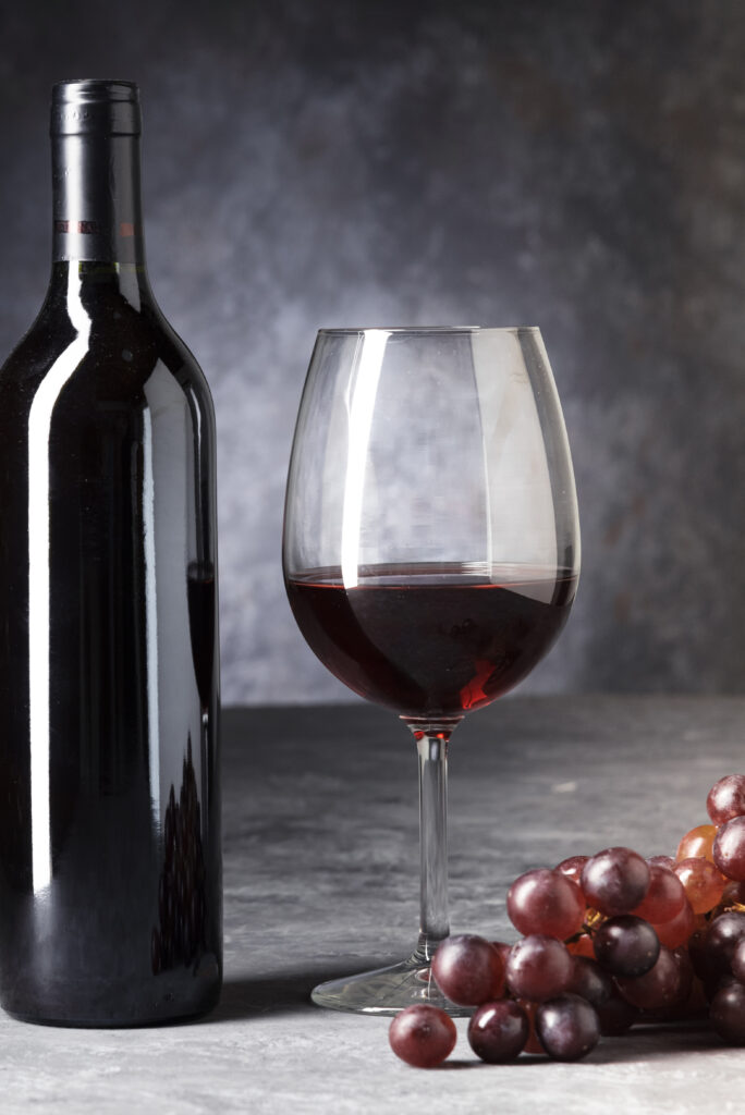 close-up-bouteille-de-vin-rouge-et-verre